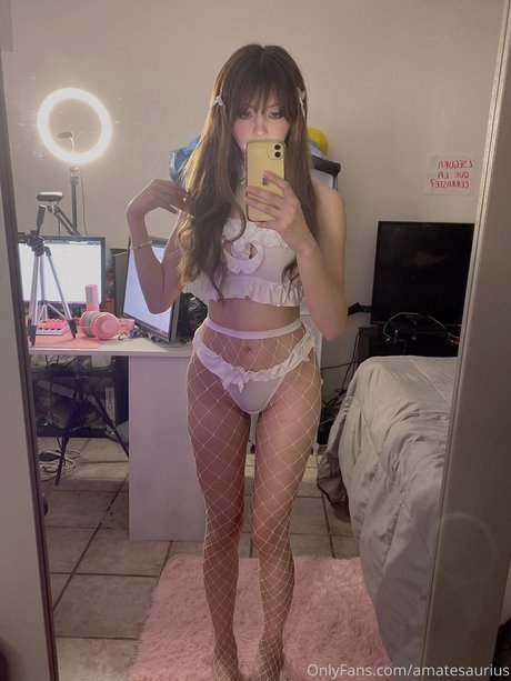 Amate Saurius nude star image