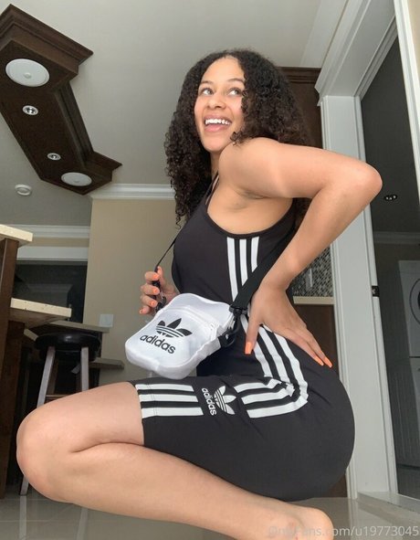 LuvaLuva model pretty picture