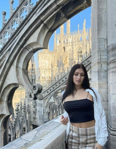 Valentina Guide naked model pic