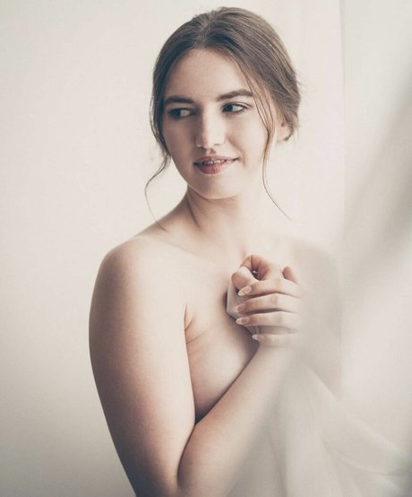 Anna Tauber beautiful actress pics