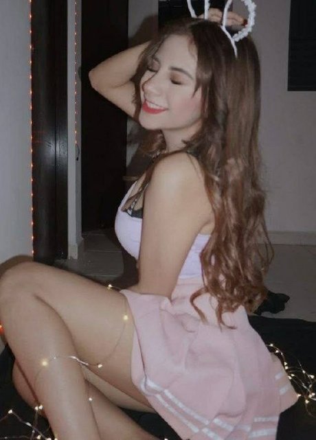 MonyWTFLive hot actress img