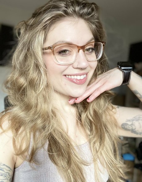 Mousie model nude pics