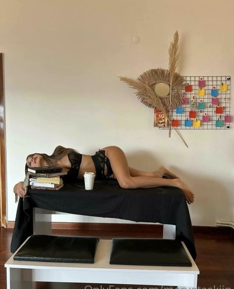 Merve Takn model naked photo