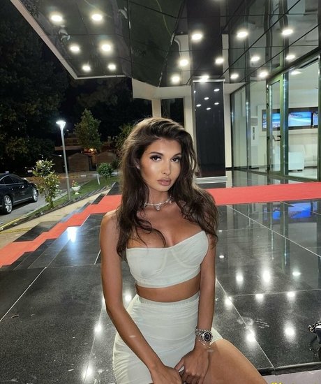 Adriannalinnaa star hot image