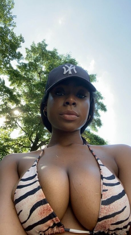 Annah Nicki Smith art model pic