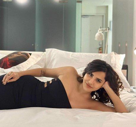 Ashu Reddy beautiful star image