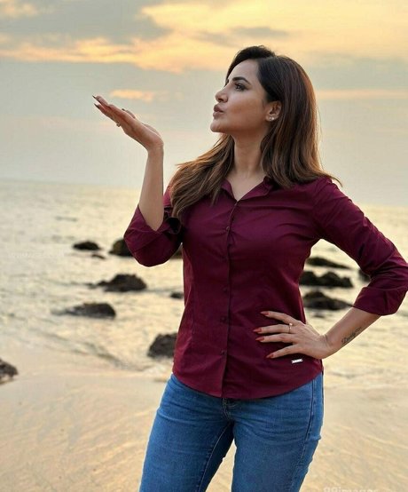 Ashu Reddy porn actress picture