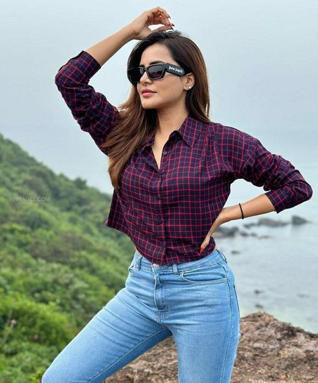 Ashu Reddy hot model picture