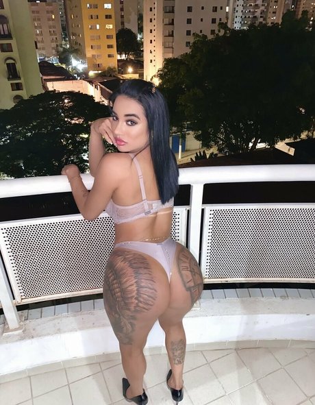 Caroline Martins model pictures