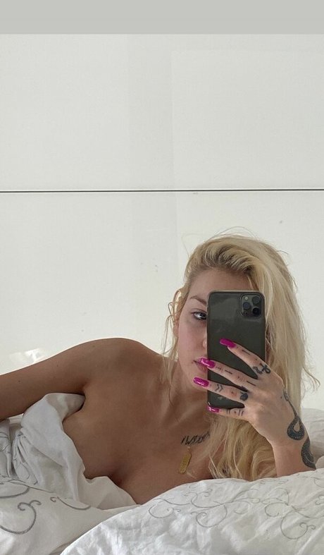 _lilsauvage_ model pornographic pic