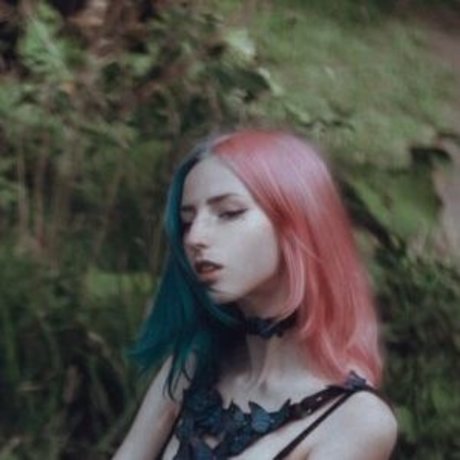 Rocken Rollia art model pictures