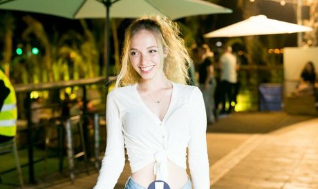 Tiny Miny Mo model adult photo