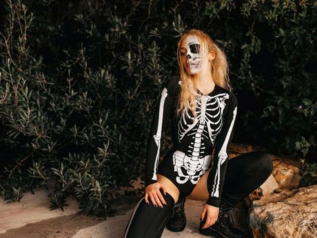 Tiny Miny Mo naked pornstar pics