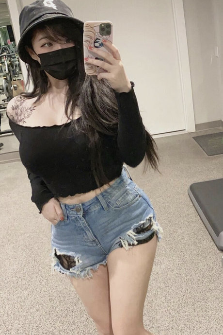 smolmikuu model nude image