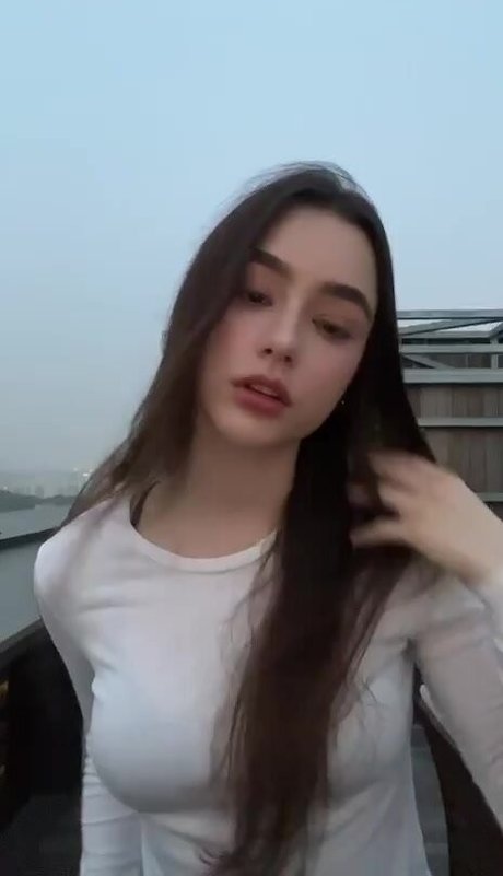 Dasha Tarab hot actress img