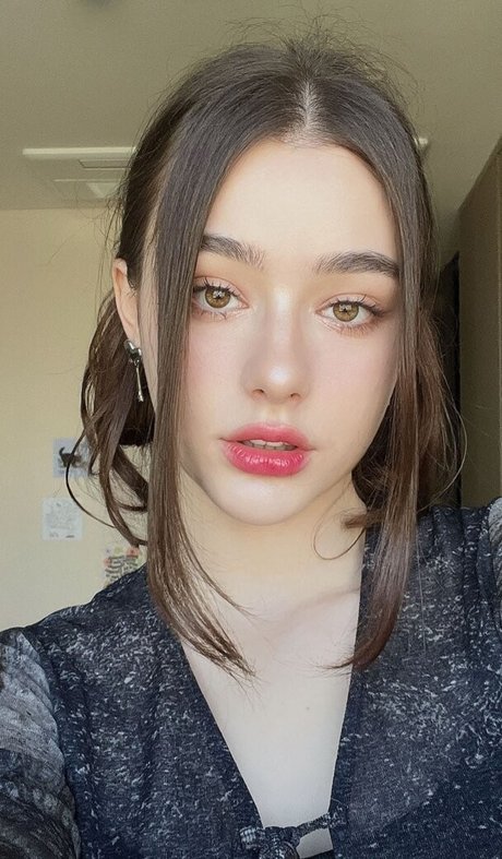 Dasha Tarab hot actress img