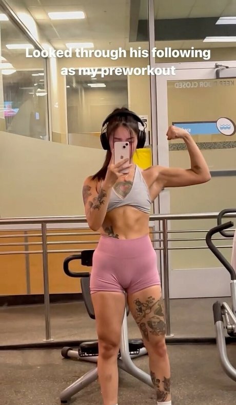 Janice plays nudes model picture