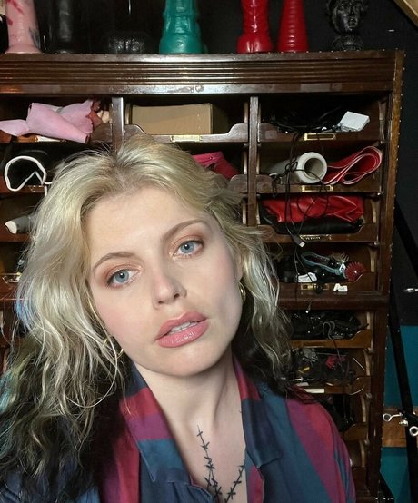 Miss Marilyn naked pornstar img