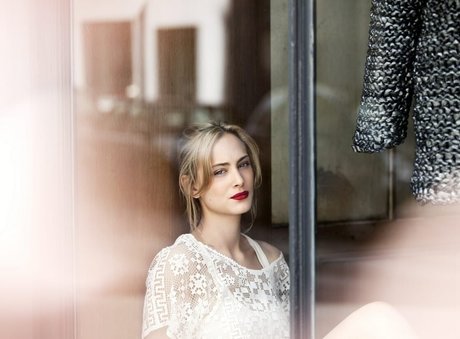 Nora Arnezeder high quality actress img