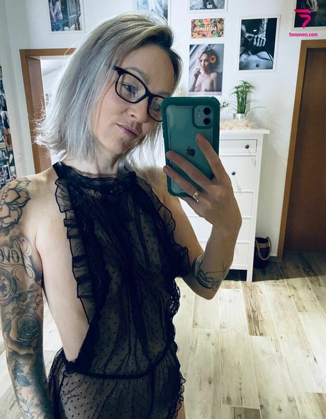 Die pe nude pornstar img