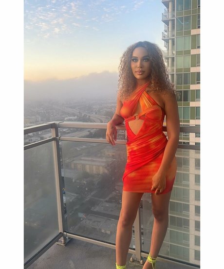 ThatThickPaige beautiful model image