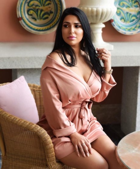 Mizz Ellaa ASMR erotic actress photo