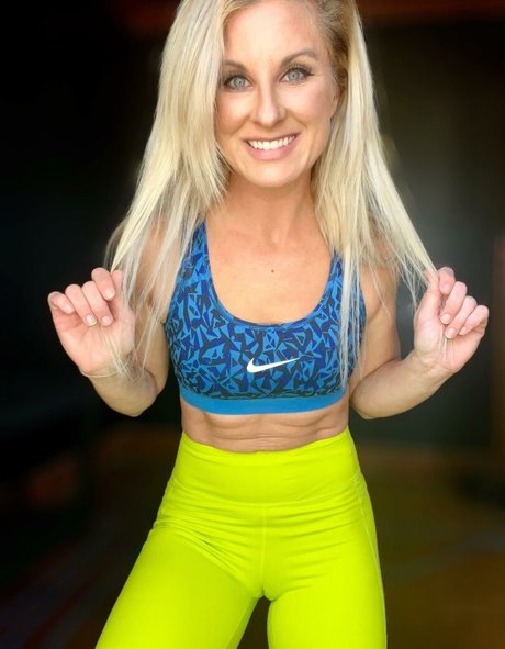 Blonde Country Girl star top pic