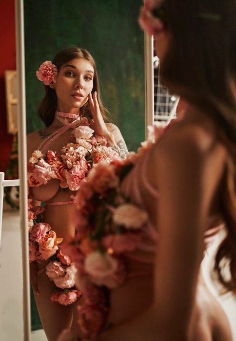 Rich Roxy naked actress pic