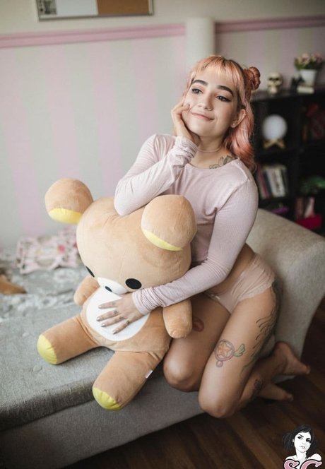 Haruki Muracallme model pornographic images