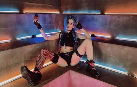 Caterpillar top actress picture