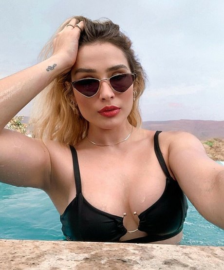 LoryLives star naked pic