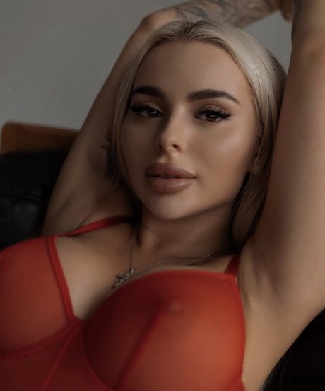 Vlada Capeloon model top picture