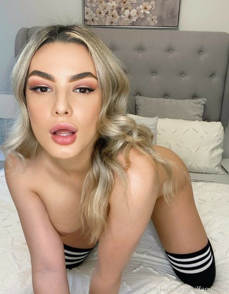 LolaBunnyTape art model img