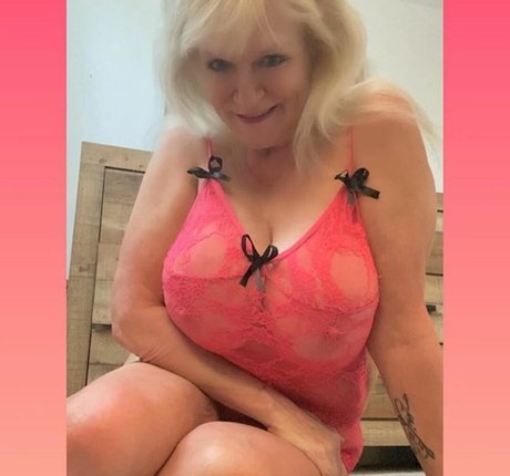 Sandie Lee beautiful model photo