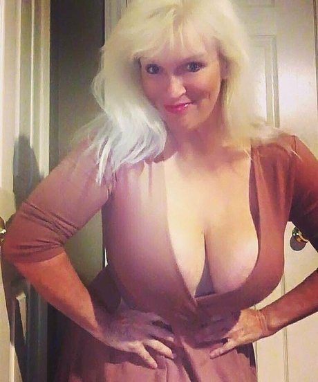 Sandie Lee naked actress pic