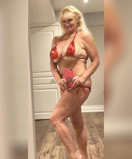 Sandie Lee exclusive star photo