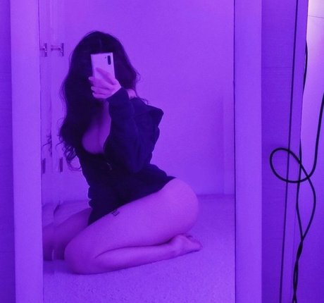 Xliahri naked model picture