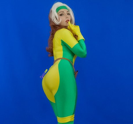 Egilea ASMR adult model picture