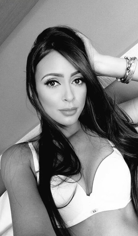 Caro Ortiz art model galleries