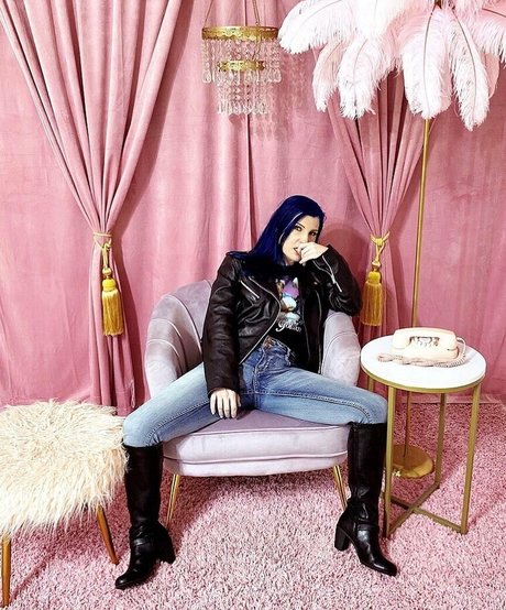 Leva Bates star beautiful pics