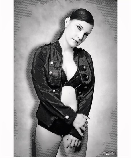 Leva Bates perfect star pic