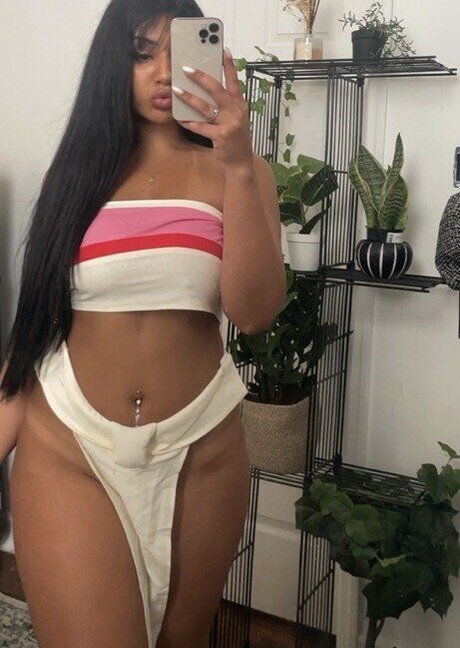 pxssypower model nude picture