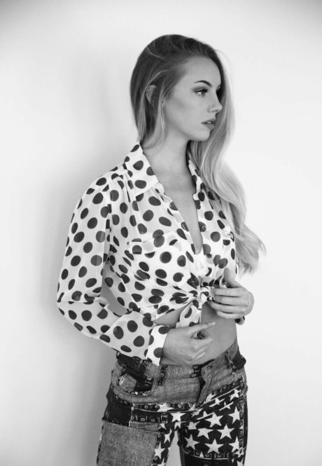 Ali Miller nude model img