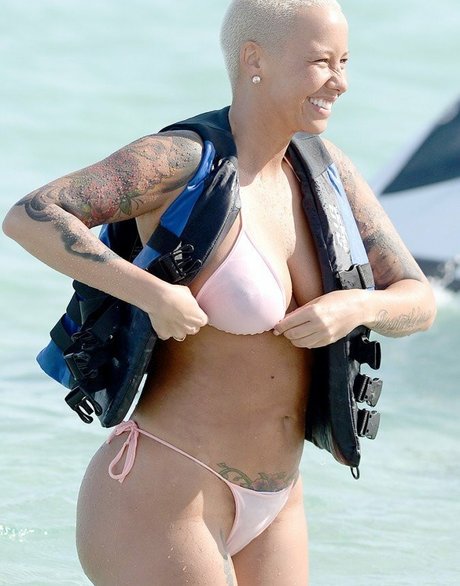 Amber Levonchuck nude model image