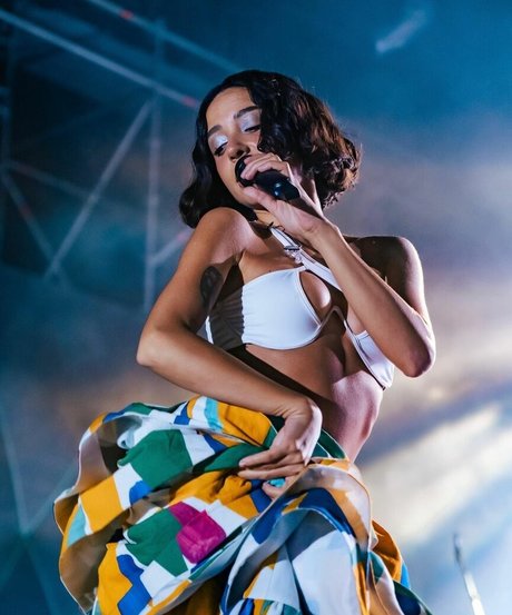 Zeynep Bastik beautiful star img