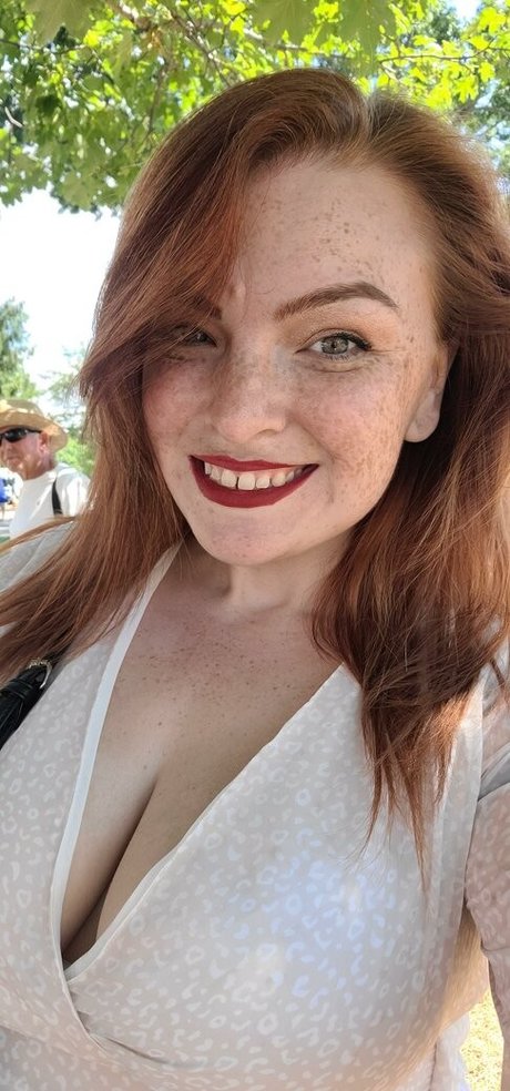 specklesoffreckles erotic model photo