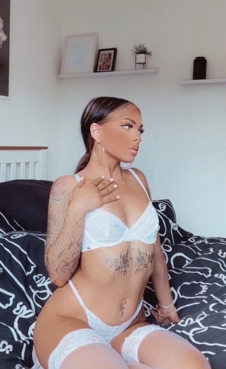 April Downes model naked images