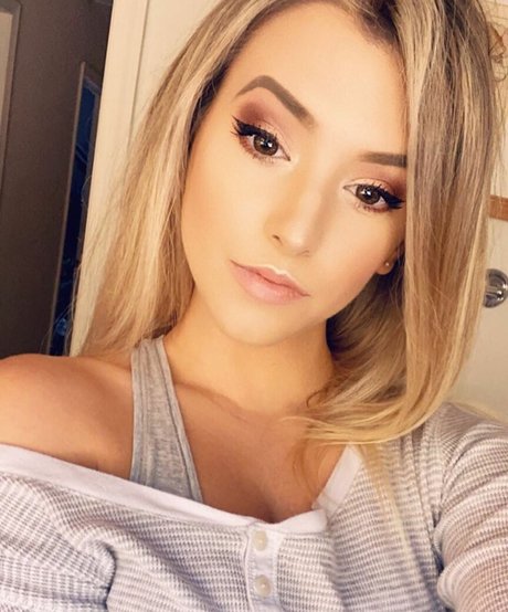 Sweeettails sex model pic