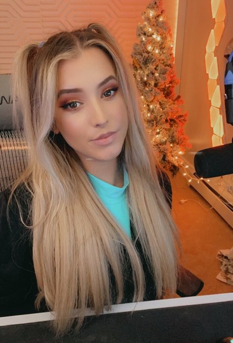 Sweeettails star porn photo