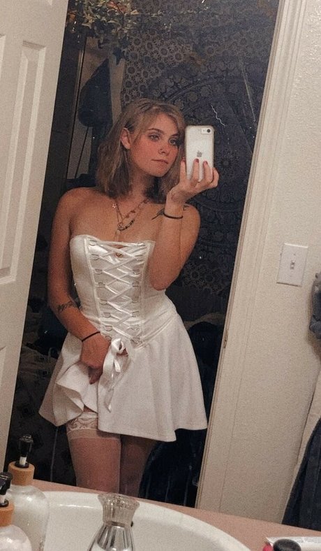 Lydia Anderson beautiful model image